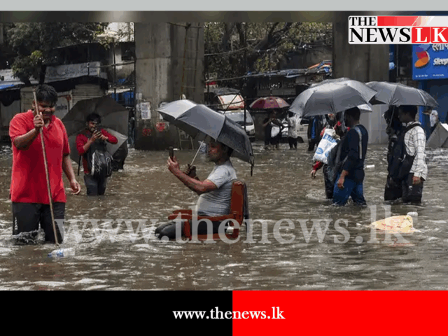 ජලයෙන් යටවුණු මුම්බායි නිසා මිලියනයකට පීඩා